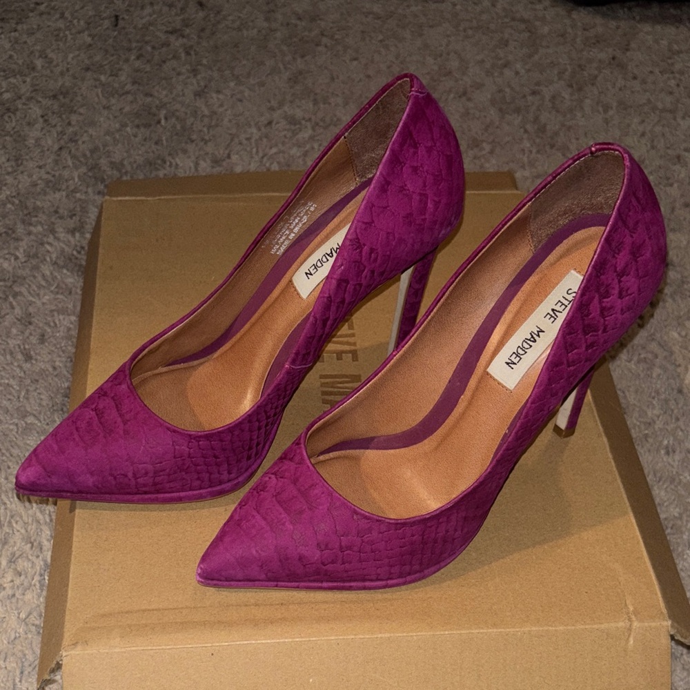 Steve Madden Magenta Textured Heels